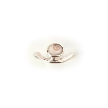 Bague en argent sertie d'un oeil de Sainte Lucie.