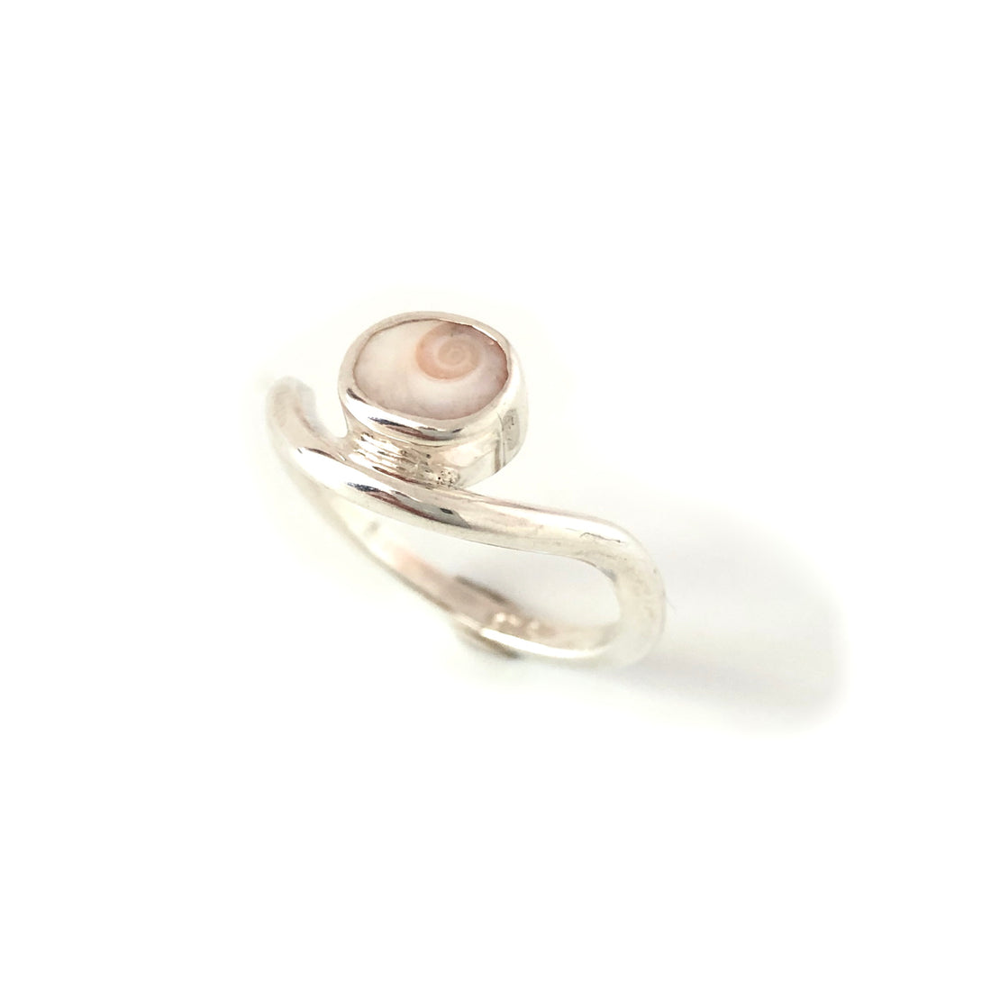 Bague en argent sertie d'un oeil de Sainte Lucie.