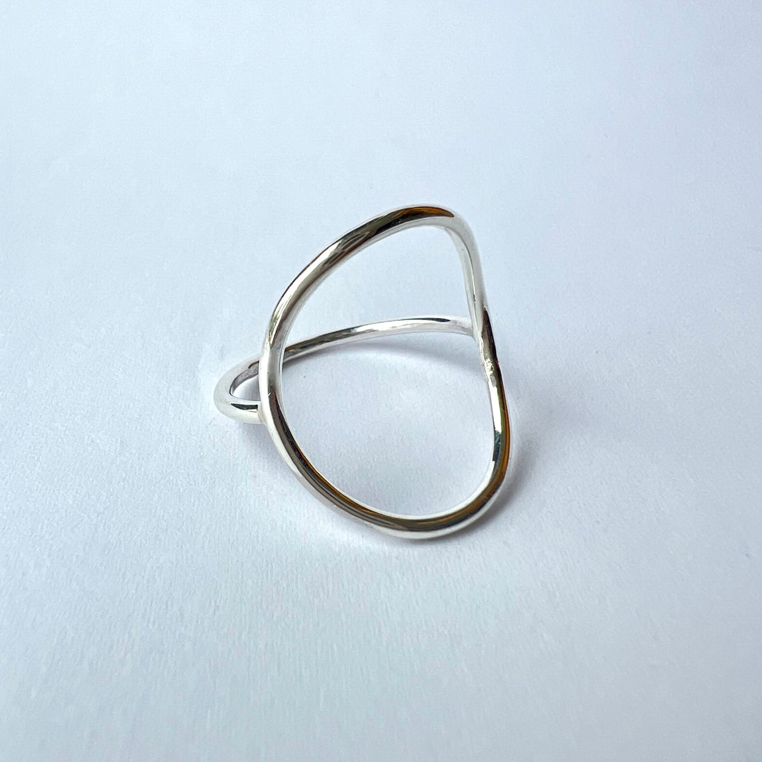 Bague minimaliste cercle incurvé