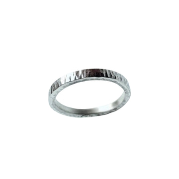Bague martelée section carrée