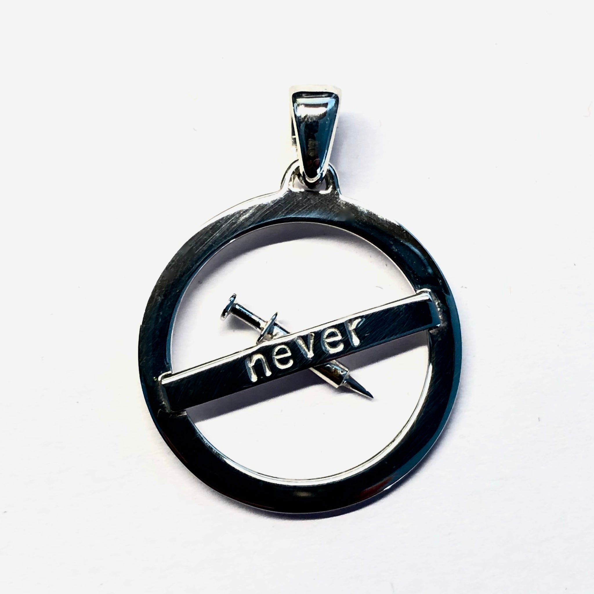 Pendentif "never".