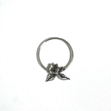Pendentif fleur sur cerclage