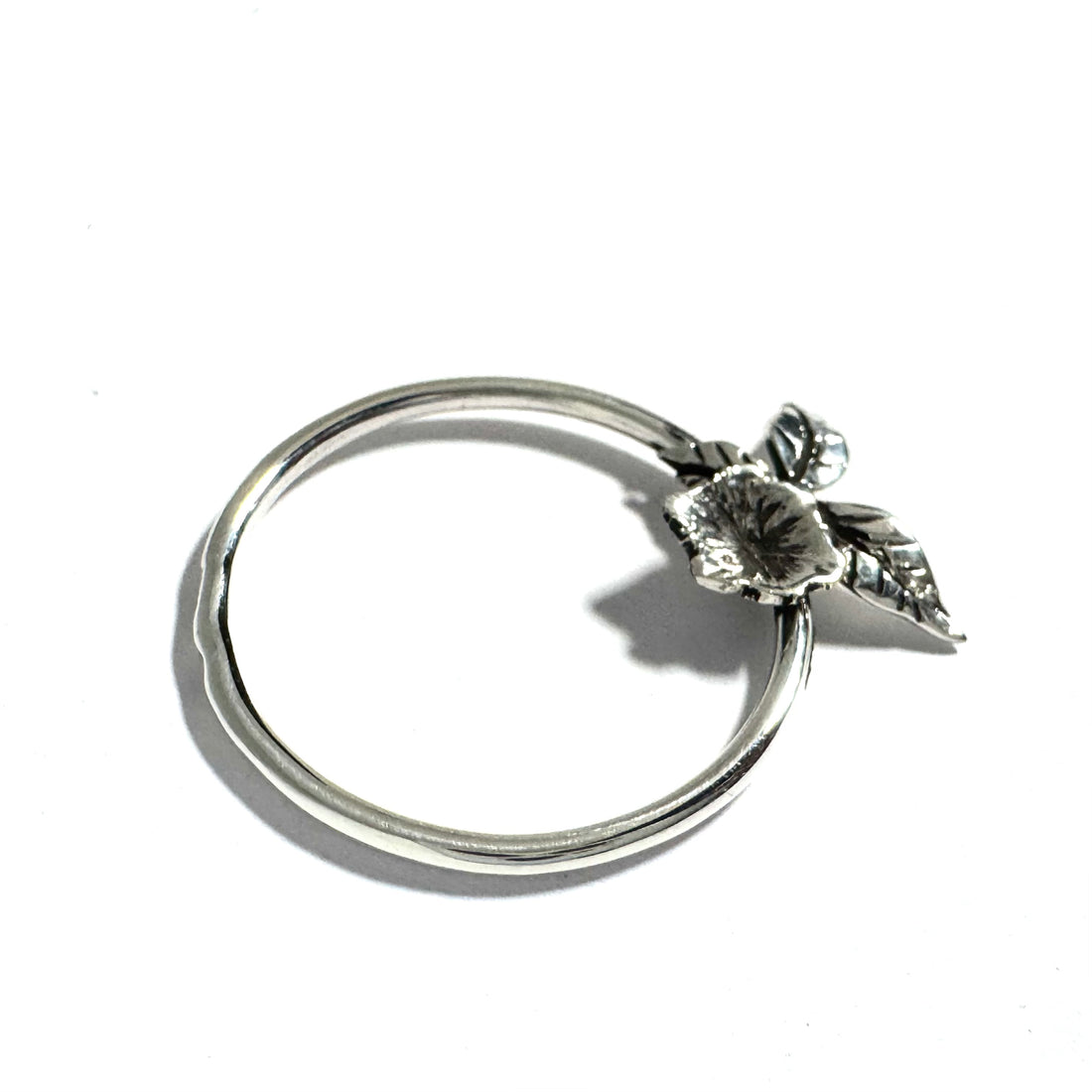 Pendentif fleur sur cerclage