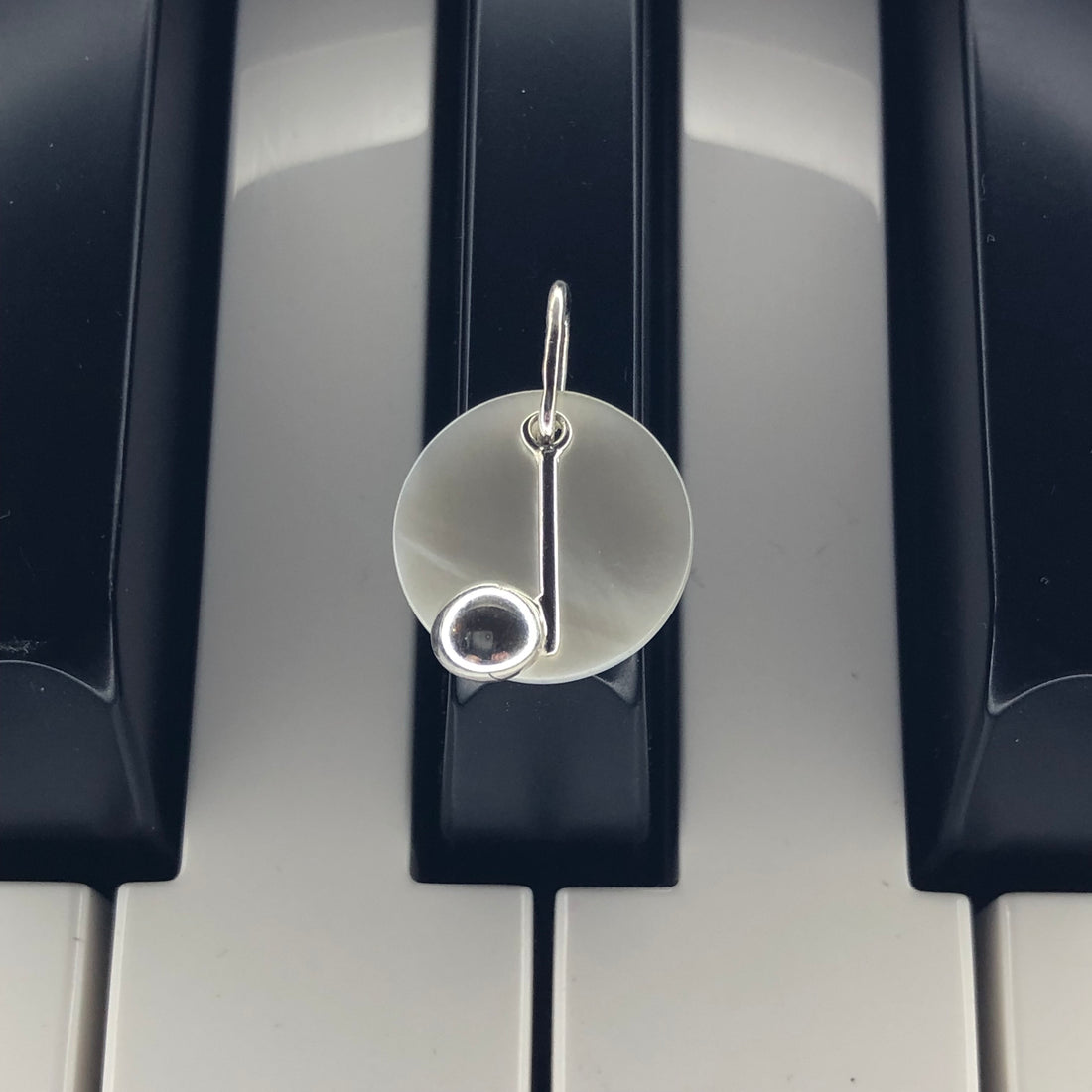 Pendentif note de musique sur nacre blanche