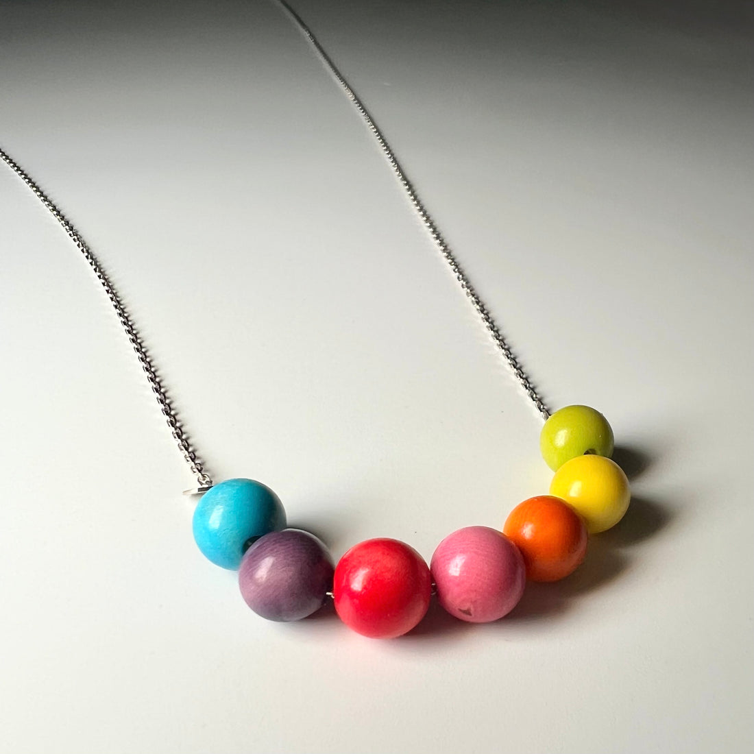 Sautoir avec 7 perles de tagua multicolores