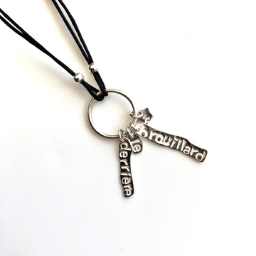 Derrière le brouillard