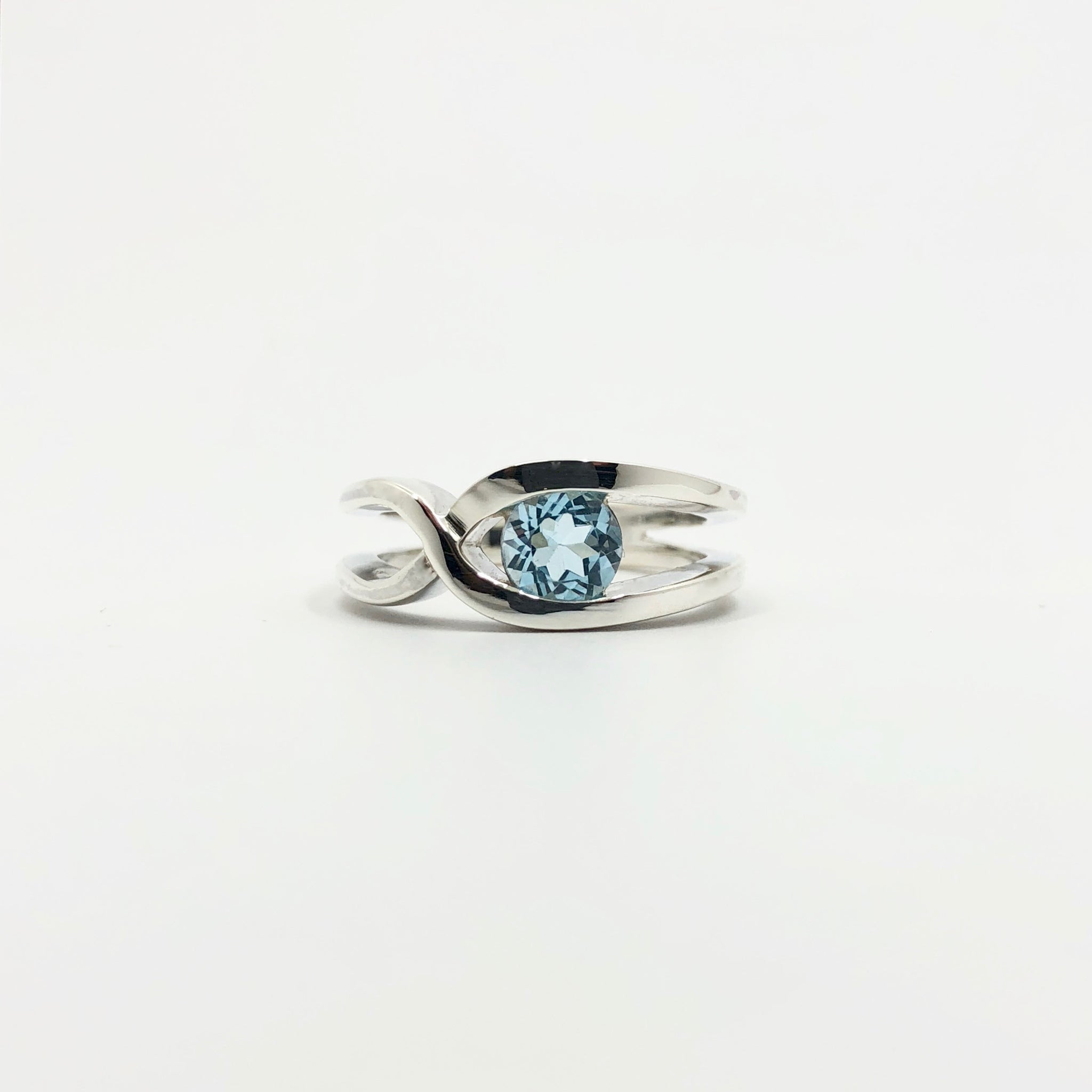 Bague rubans croisés topaze bleue