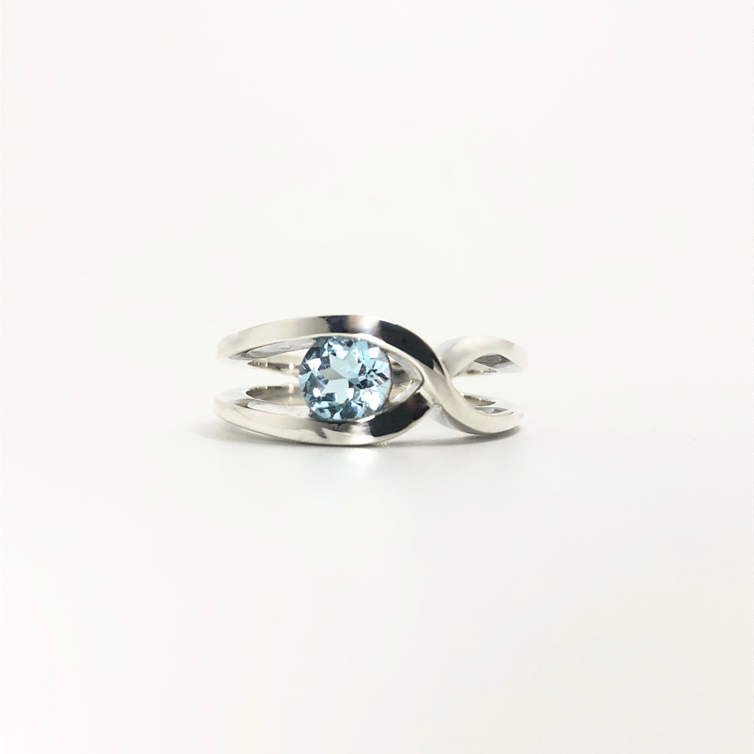 Bague rubans croisés topaze bleue