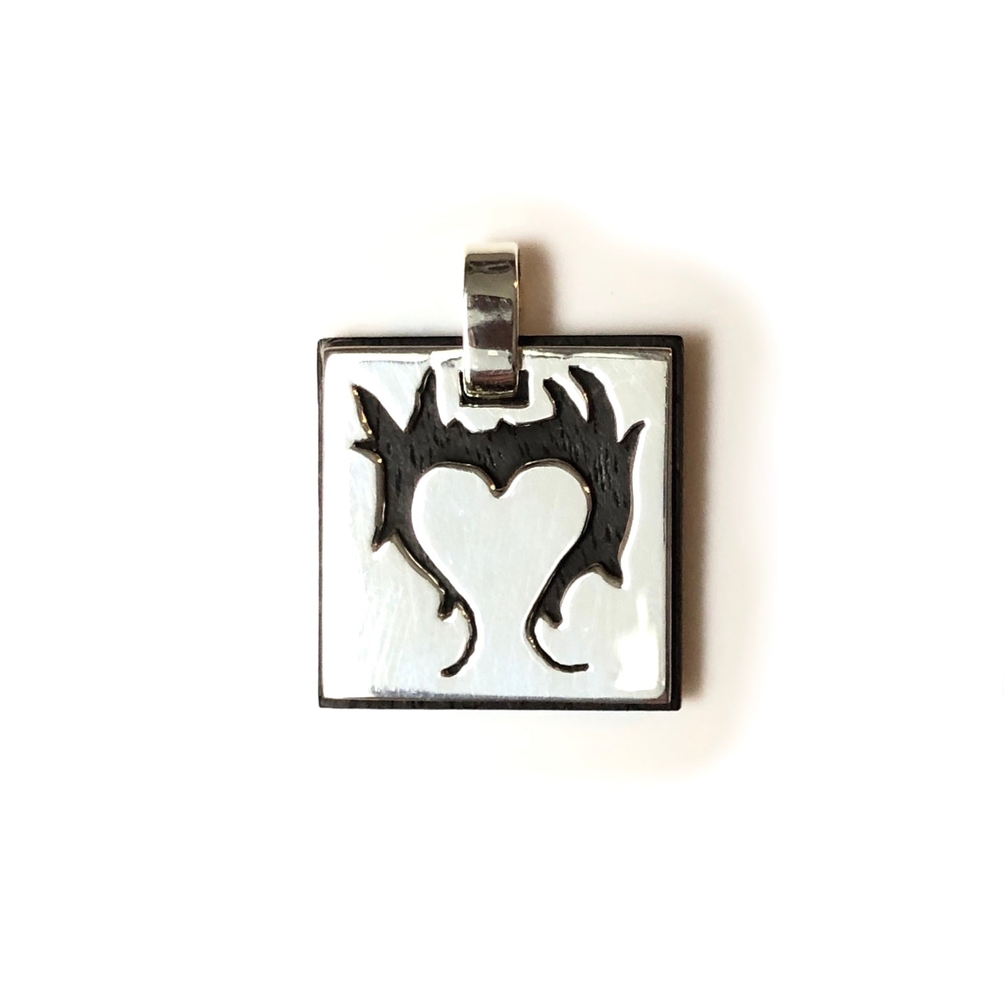Pendentif coeur enflammé